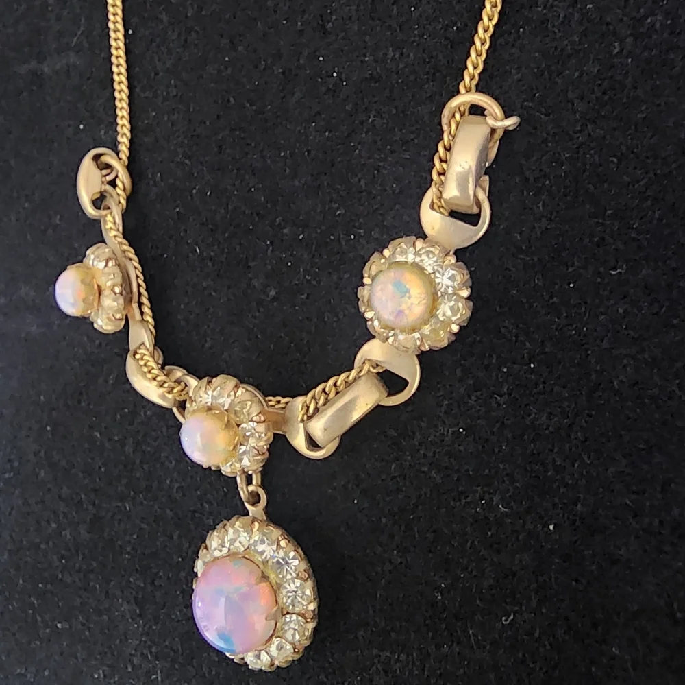 SE5 Elegant Gold Necklace with Light Purple Opal Accents